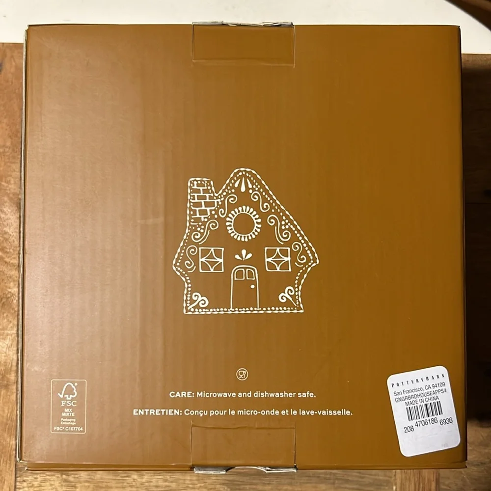 Pottery Barn Gingerbread House Set of 4 Appetizer plates BNIB - Picture 7 of 9